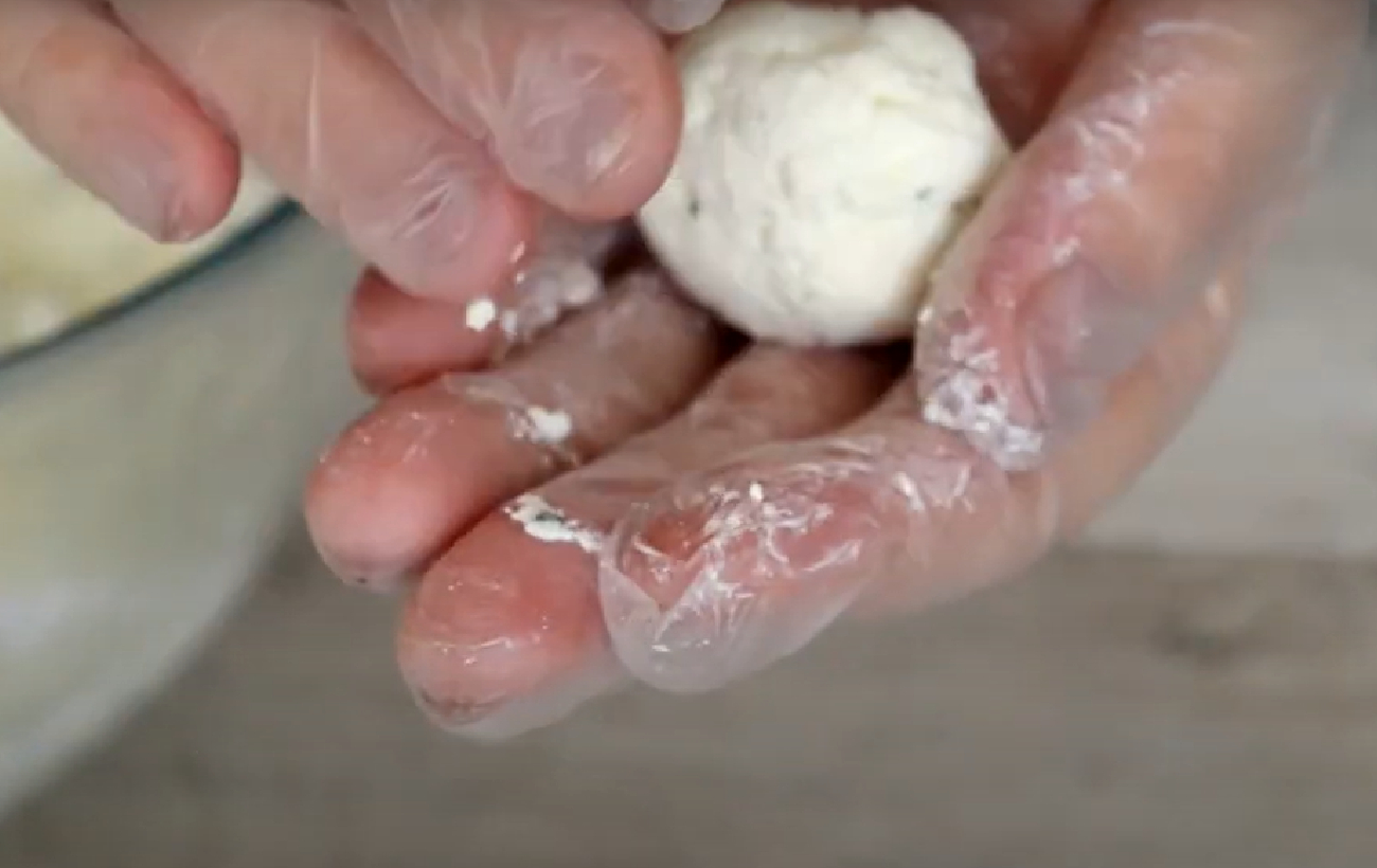 Лучше, чем из магазина: рецепт сырной закуски с оливками и зеленью